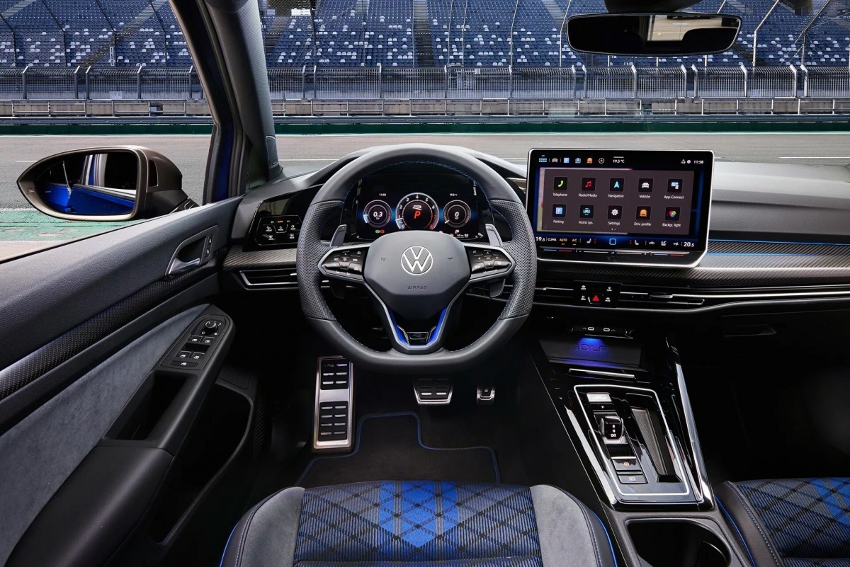車內採用最新的風格，10.2吋的數位儀表加上中央12.3吋的螢幕，以及新款改良過後的方向盤，讓人更加喜愛。