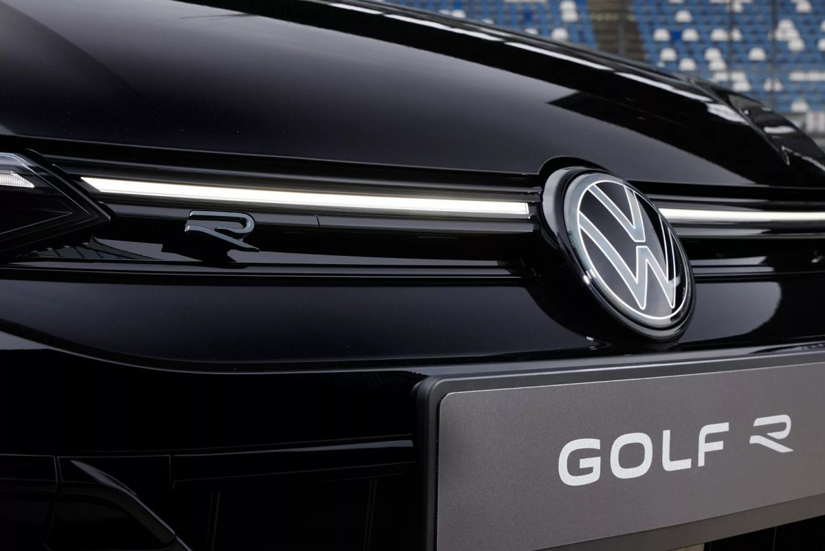 就連VW廠徽以及R的徽飾也都採用黑色處理，讓人想要收藏。
