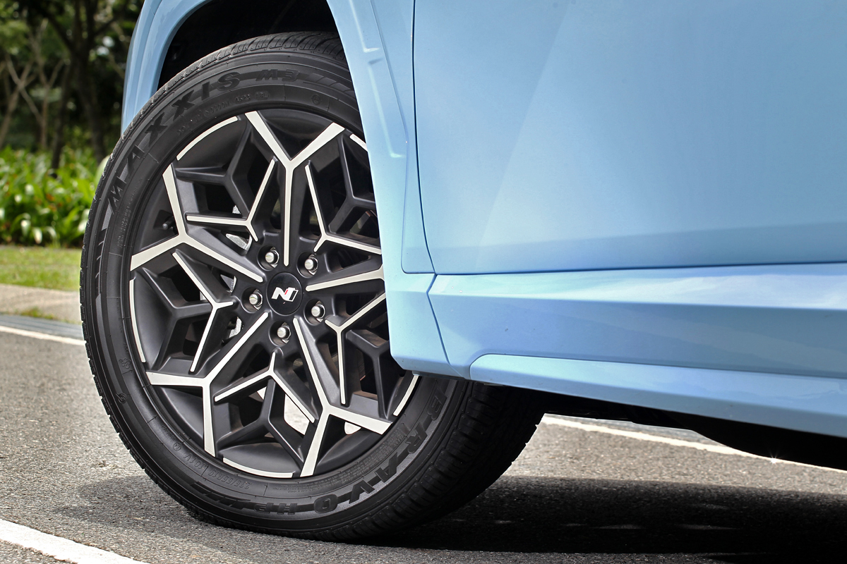 造型帥氣的19吋鋁圈搭配235/55 R19車胎，營造更形動感蹲踞樣態。