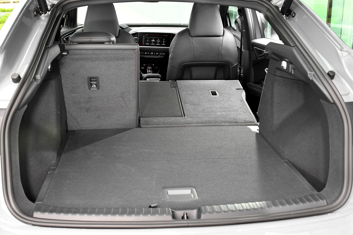 Q4 Sportback e-tron具備535升行李廂容積，更可擴充出平整化底板與1,460升行李廂空間。