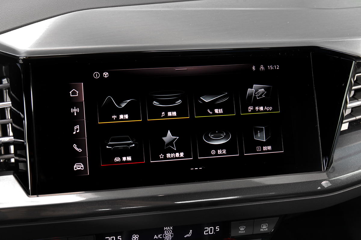解析度細膩的11.6吋中央觸控螢幕，提供車輛設定、手機數位連結及其他附屬功能。