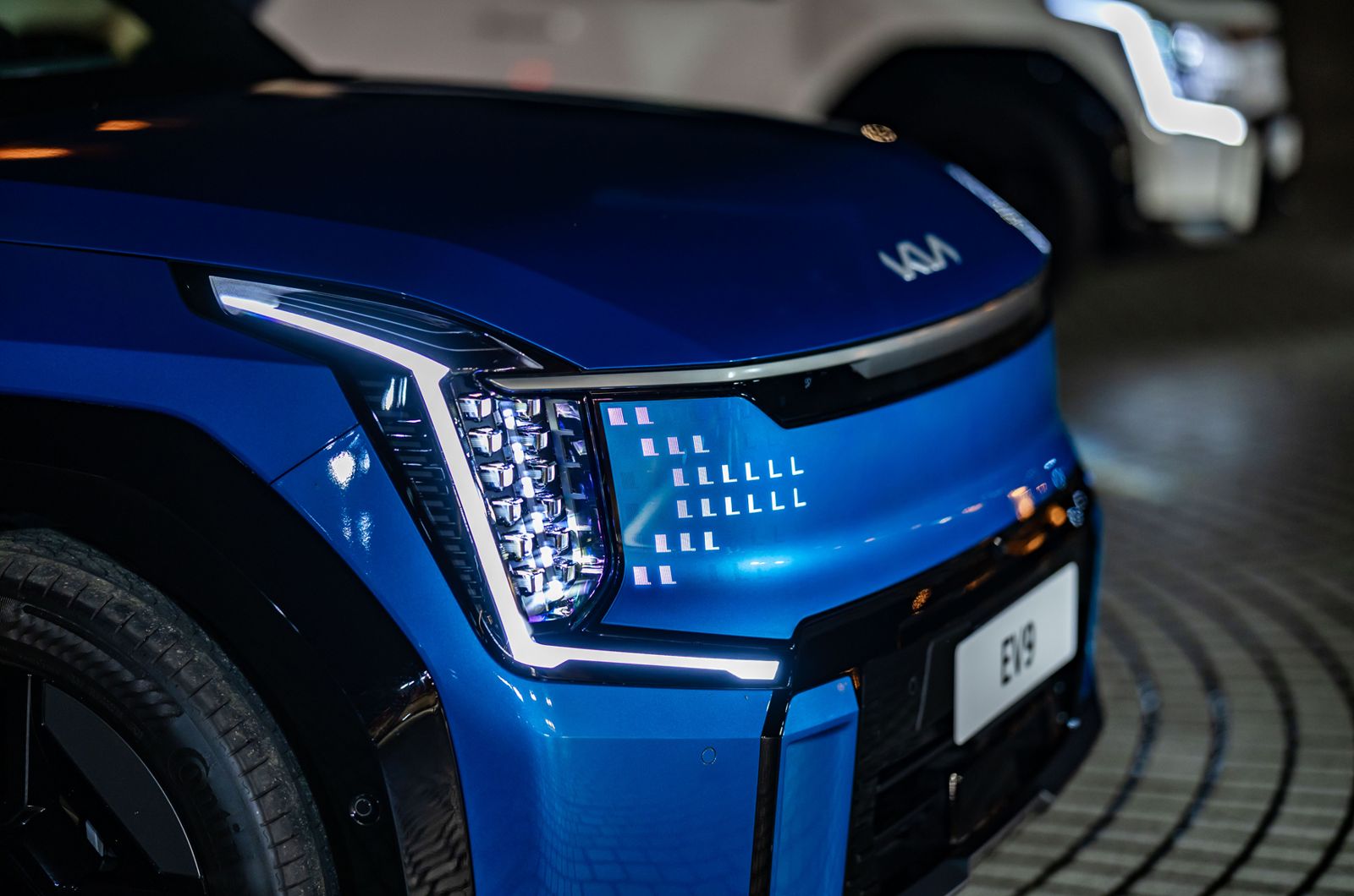 The Kia EV9以「Bold大膽」的設計理念出發，透過簡單的線條創造寬闊的視覺感受，車頭採用Kia全新設計語彙DIGITAL TIGER FACE的設計，並以Star Map的星圖設計概念，從Star Map LED星圖日行燈延伸至Star Map LED星圖尾燈組，勾勒出簡約卻搶眼的外型。
