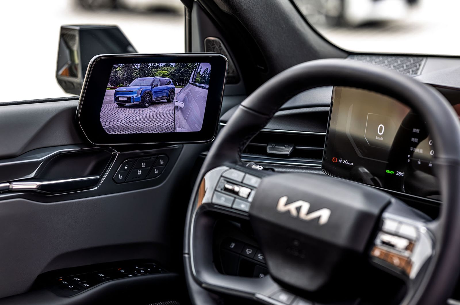 The Kia EV9 GT-Line六人座專屬選配電子數位後視鏡套件，包含車外電子數位後視鏡以及車內電子數位後視鏡，搭配紅、黃輔助線，能有效幫助駕駛簡單判斷車輛距離，創造更加寬廣、清晰的車輛後方視野。