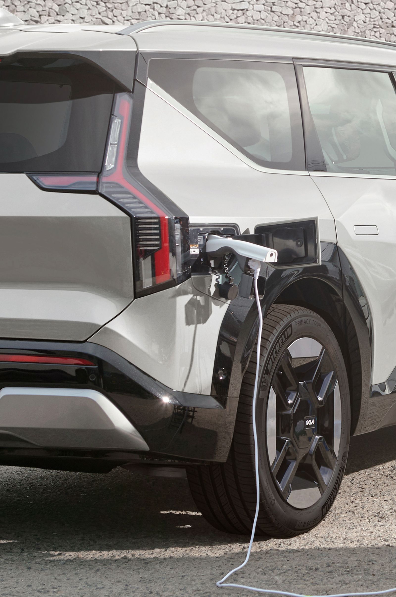The Kia EV9也能透過V2L的車內與車外電器電源分享，變成大型能源分享器，顛覆過往大眾對於車輛的只有移動功能的概念。
