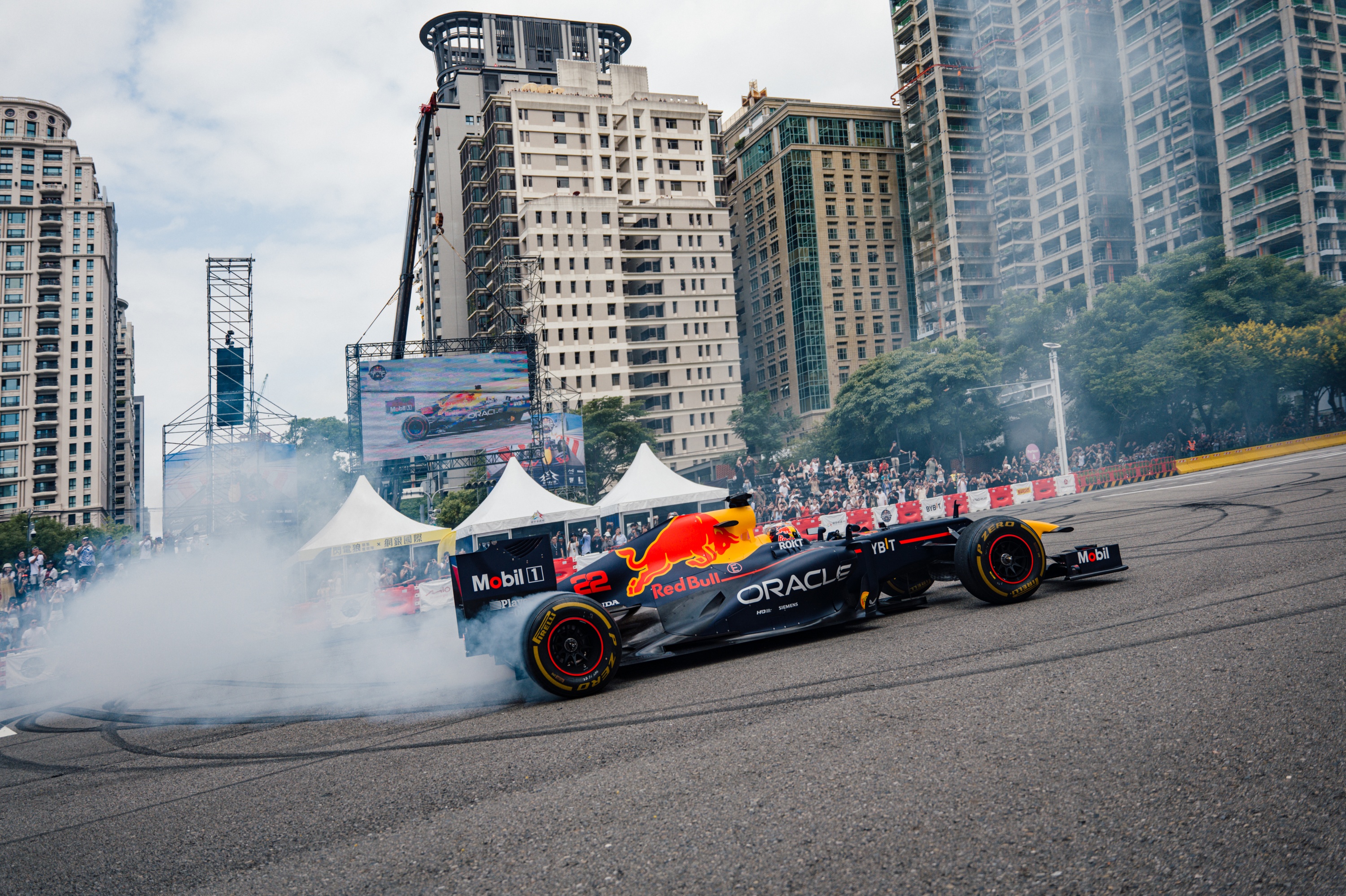 角田裕毅以其敏捷反應和激進駕駛風格聞名 F1 賽場，今日中午於 Red Bull Showrun 展現出色的技術。（Red Bull 提供）.jpeg