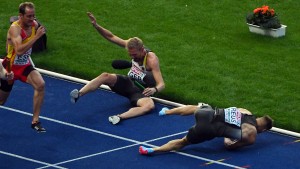 Sprinter stürzen, Sprinterinnen holen Bronze