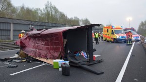 Drei Menschen in Lebensgefahr nach Unfall auf A2