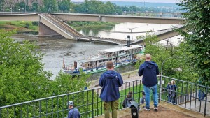 Kurz zuvor fuhr noch die Straßenbahn über die Brücke