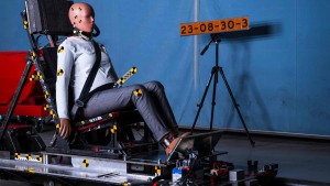 Erstmals Crashtests mit weiblichen Dummies