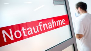 Angehörige eines Patienten greifen Klinikpersonal an