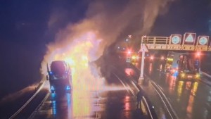 Brennender Lkw fährt sechs Kilometer durch Tunnel