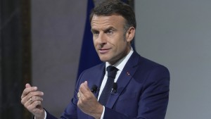 Macron setzt Gespräche über Regierung fort