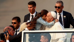 Wo die Leibwächter dem Papst die Kinder reichen