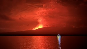 Vulkan auf unbewohnter Galápagos-Insel Fernandina ausgebrochen