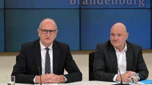 SPD und BSW stellen ihren Koalitionsvertrag vor