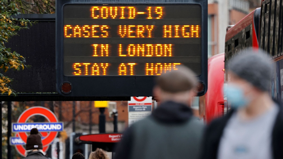 Fußgänger in London im Dezember 2020 werden aufgefordert, wegen der Corona-Pandemie zu Hause zu bleiben.