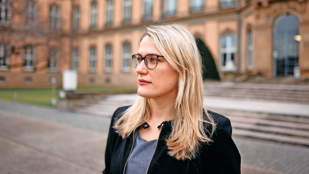 Christina Stumpp vor ihrer alten Arbeitsstätte, dem baden-württembergischen Finanzministerium im Neuen Schloss in Stuttgart