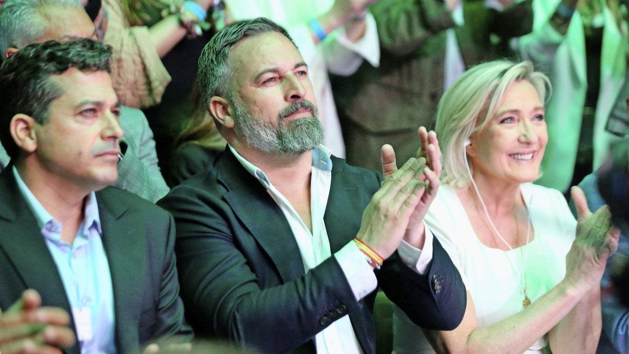 Sucht die Nähe: Chikli neben Abascal und Le Pen (v.l.n.r.)