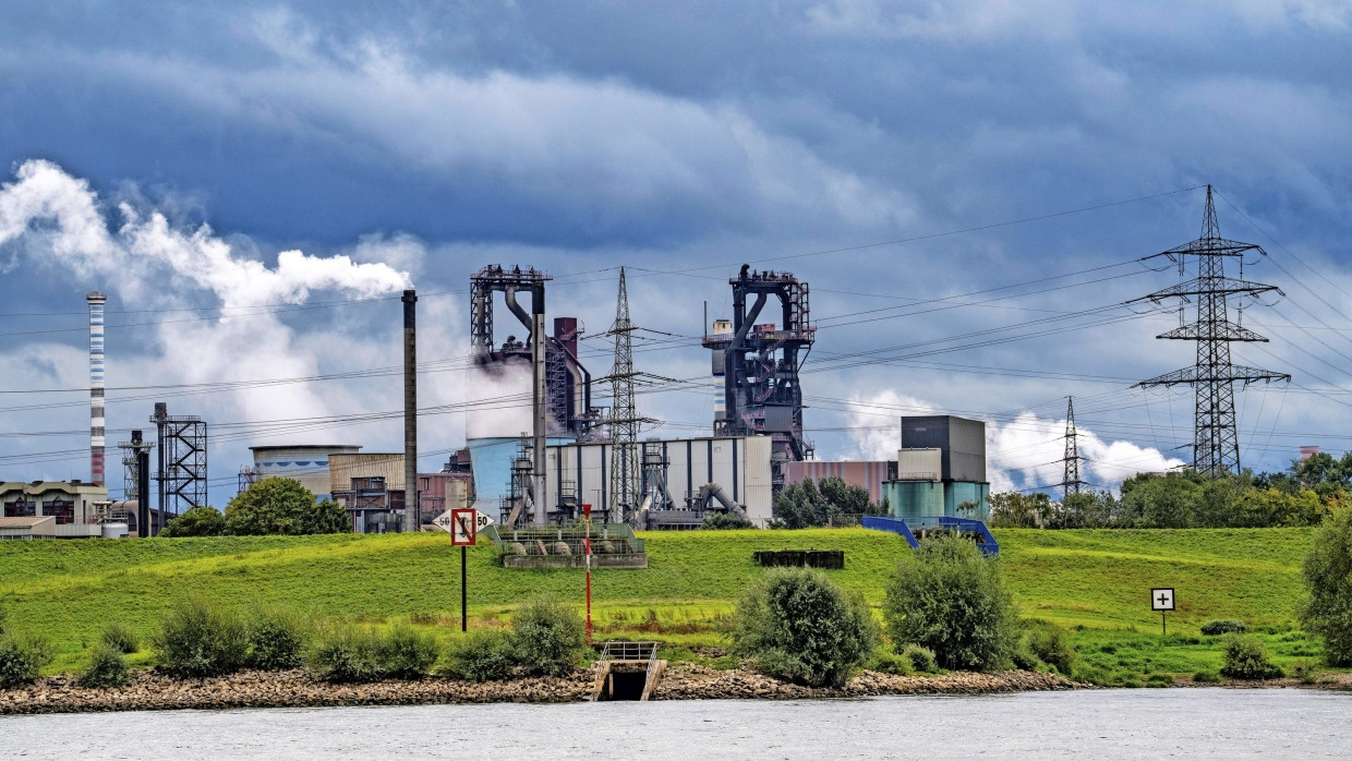 Unser Stahl soll grüner werden: Hochöfen des Thyssenkrupp-Stahlwerks in Duisburg-Bruckhausen