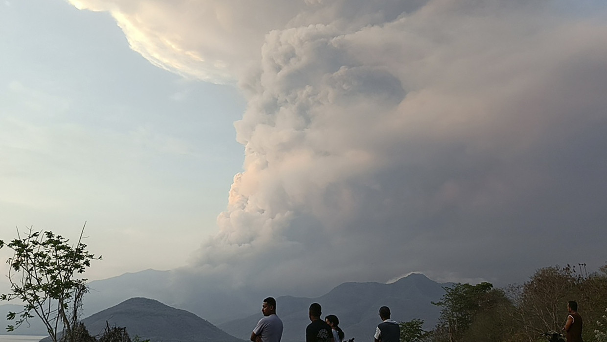 Aufnahme vom 9. November: Bali liegt nur etwa 500 Kilometer von der Provinz Ost-Nusa Tenggara entfernt, in der sich der Vulkan Lewotobi Laki Laki befindet.