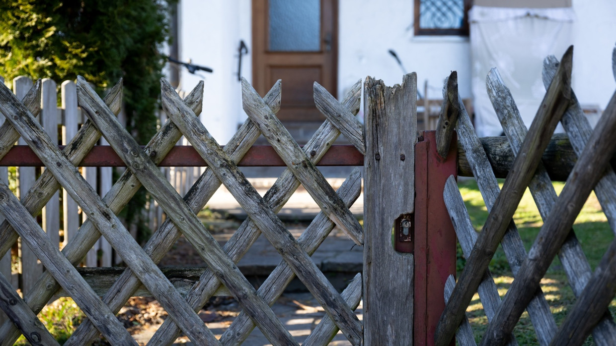 Rosenheim: Ein Jägerzaun steht vor einem Wohnhaus.