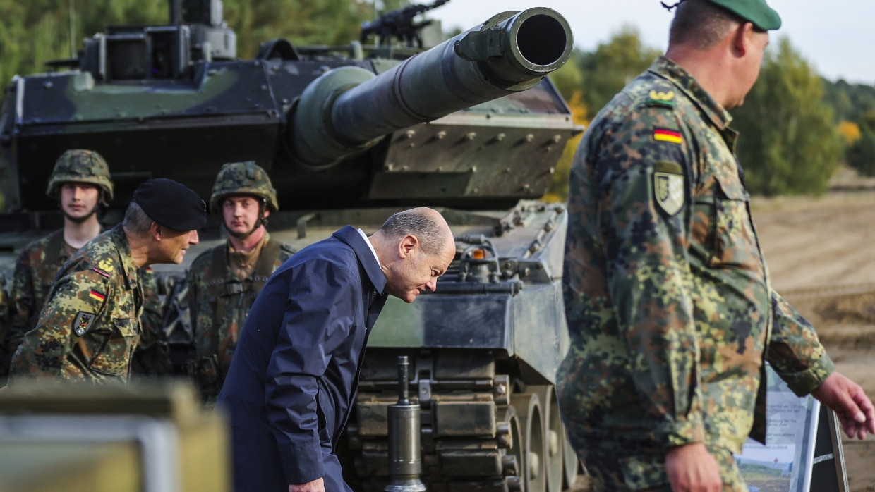 Bundeskanzler Scholz besucht eine Bundeswehrübung