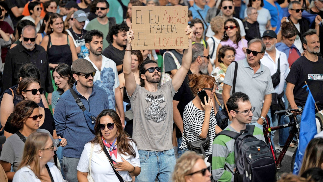 „Euer Airbnb lässt meine Miete steigen“: Demonstranten in Barcelona gehen gegen den Wohnungsmangel auf die Straße.