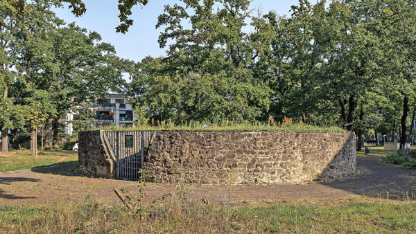 Inzwischen ein Denkmal: Das zwei Meter hohe historische Schafott befindet sich heute in einer kleinen Parkanlage in einem begrünten Wohngebiet.