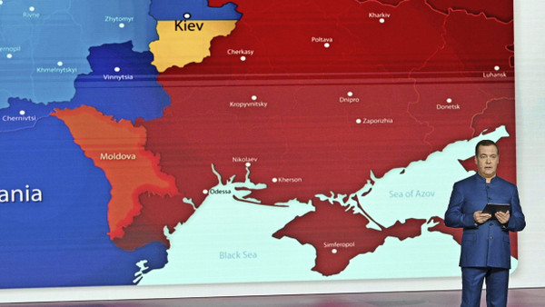 Medwedjews Auftritt in Sotschi am 4. März vor einer Landkarte, auf der die Ukraine zwischen Russland, Polen, der Ukraine und Ungarn aufgeteilt ist