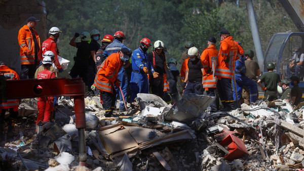 Suche in den Trümmern: Rettungskräfte in der ukrainischen Hauptstadt Kiew