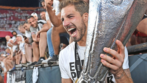 Zu viel Erfolg? Kapitän Trapp mit dem Europapokal in Sevilla 2022