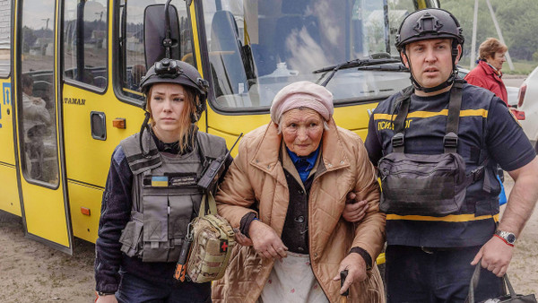 Alarmsirenen heulen hier ständig:Rettungskräfte von Charkiw im Einsatz.