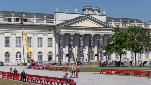 Blick auf das Fridericianum mit dem Friedrichsplatz im Jahr 2022