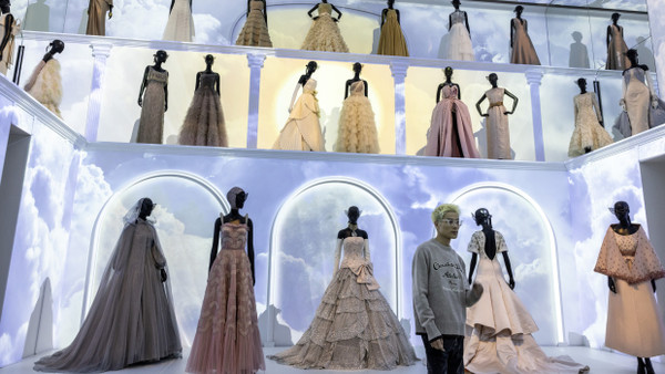 Die Geschichte des Pariser Chic: Heute wird in der Rue de Montaigne viel Mode präsentiert, wie hier im Museum Christian Dior, das die Geschichte des Modehauses entlang einer Reihe kanonischer Szenografien und Kleider versammelt.