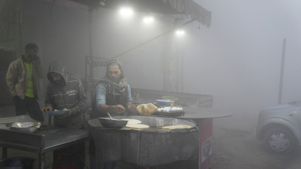 Im Smog: Ein Verkäufer bereitet Brot vor, das in der Region "Paratha" genannt wird.