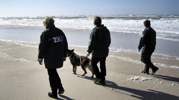 Beamte vom Zollfahndungsamt Hamburg am Strand von Sylt (Symbolbild)