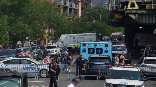 Polizei und Rettungskräfte sperren anlässlich Feierlichkeiten zum 4. Juli eine Straße in New York City.