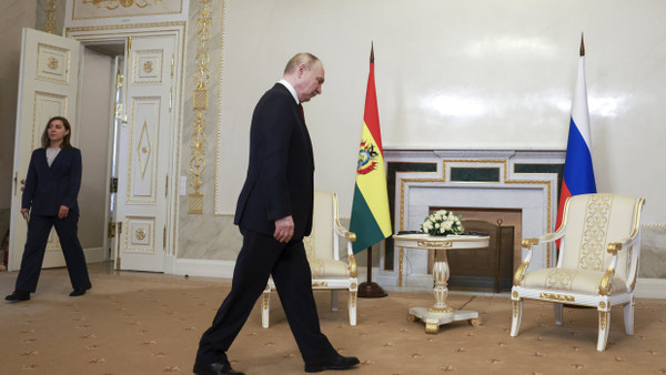 Russlands Präsident Wladmir Putin vor einem Treffen mit Boliviens Staatscehf Luis Arce am 6. Juni 2024 in Sankt Petersburg