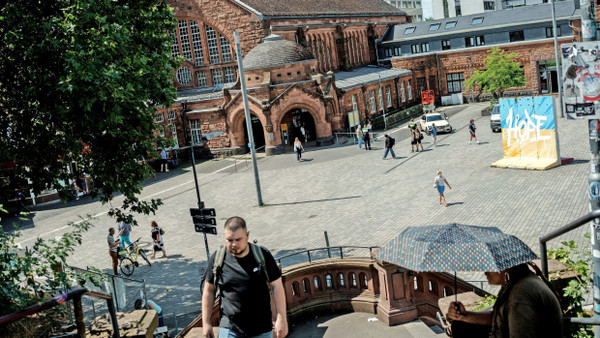 Öfter Schauplatz von Messerstechereien: Auf dem Bahnhofsvorplatz in Gießen zieht die Polizei regelmäßig bei Kontrollen Messer ein.