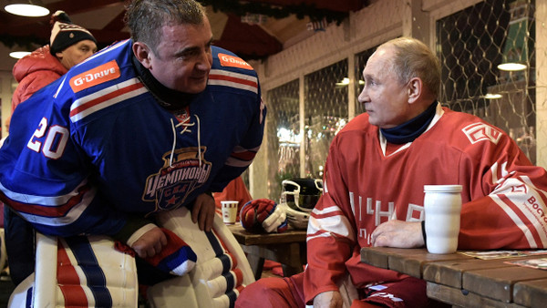 Alexej Djumin bei einem Einhockeyspiel mit dem russischen Präsidenten Wladimir Putin 2017. Djumin wird künftig ein Berater Putins sein.