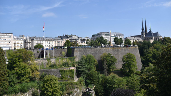 Stadtansicht von Luxemburg mit der Kathedrale unserer lieben Frau von Luxemburg rechts.