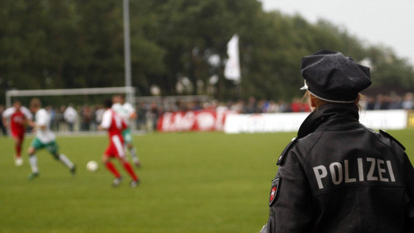 Einsatz: Nicht nur in Niedersachsen, wo dieses Foto entstand, sondern auch in Hessen müssen Polizisten wegen Gewalt zu Amateuerspielen gerufen werden