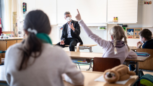 Masken- und Testpflicht, Homeschooling und Beschulung halber Klassen: Die Pandemie betraf Kinder deutlich.