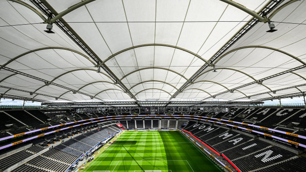 Schön und stimmungsvoll, aber in die Jahre gekommen: das Frankfurter Waldstadion, so wie es sich heute präsentiert.