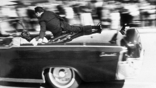 Der Wagen mit dem angeschossenen Präsidenten John F. Kennedy verlässt den Ort des Anschlags.