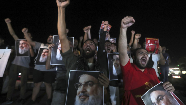 Anhänger des getöteten Hizbullah-Führers Nasrallah fordern in der südlibanesischen Stadt Sidon Rache.