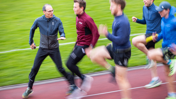 Der Lauftrainer Kurt Stenzel (l.) gibt den Läufern während des Trainings Anweisungen.