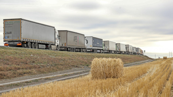 Der Weg nach Russland führt auch über Kasachstan: Lastwagen stauen sich an der Grenze.