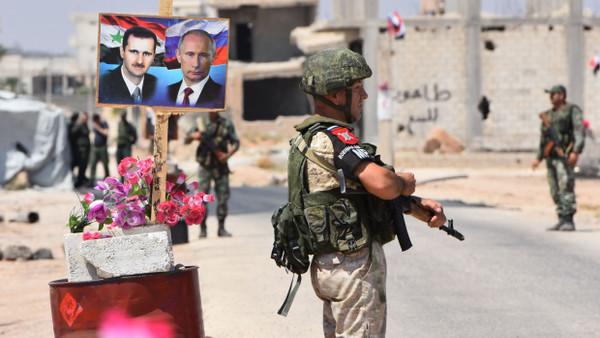 Assad und Putin sind auf einem Plakat in Idlib im Nordwesten Syriens abgebildet (Archivbild)