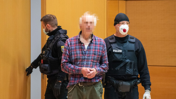 Unter anderem wegen Volksverhetzung, Beleidigung und versuchter Nötigung ist der Vater des Attentäters von Hanau am Donnerstag zu einer hohen Geldstrafe verurteilt worden. Das Bild stammt aus einer Gerichtsverhandlung im Jahr 2021.